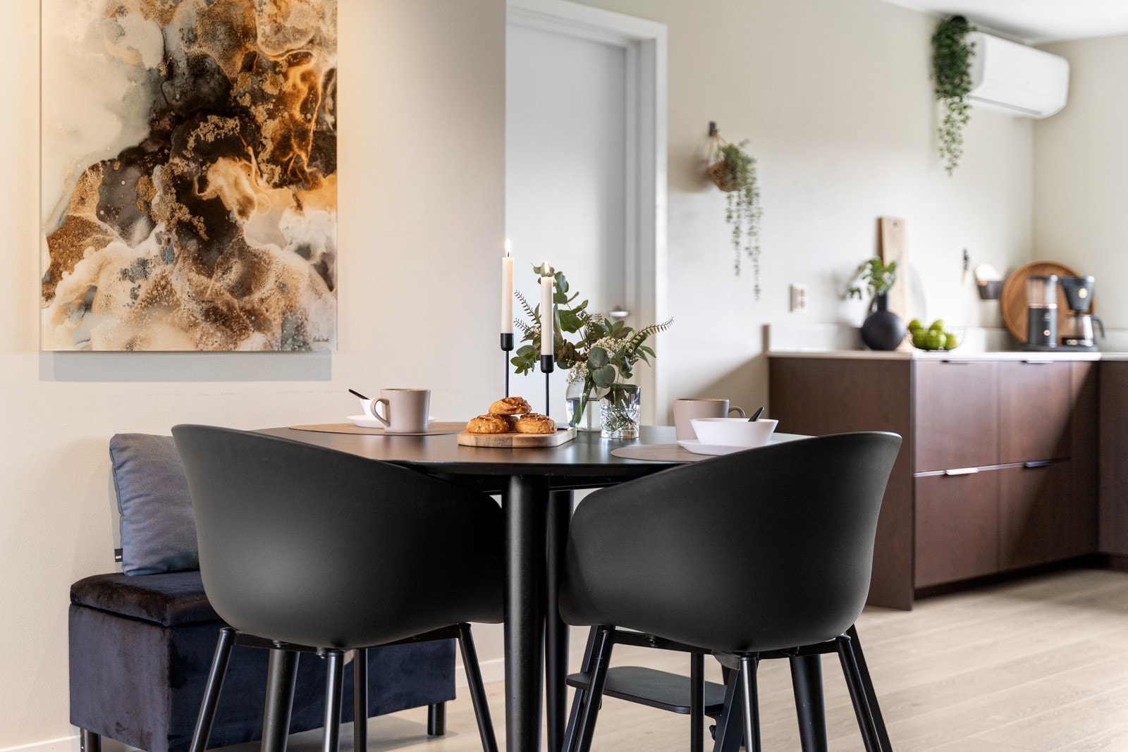 I mellom kjøkkenet og stuen er det naturlig plass til spisegruppe. Galleribilde
