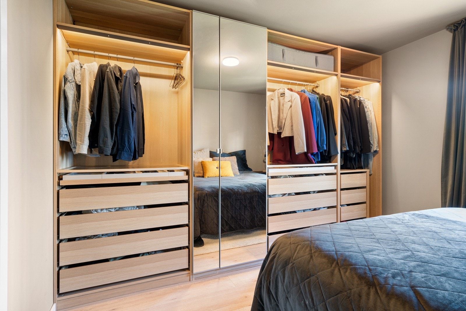 Hovedsoverommet har en stor garderobe med mye lagringsplass. Galleribilde
