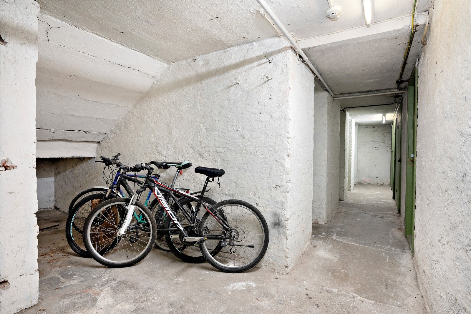Felles sykkelparkering i kjeller Galleribilde