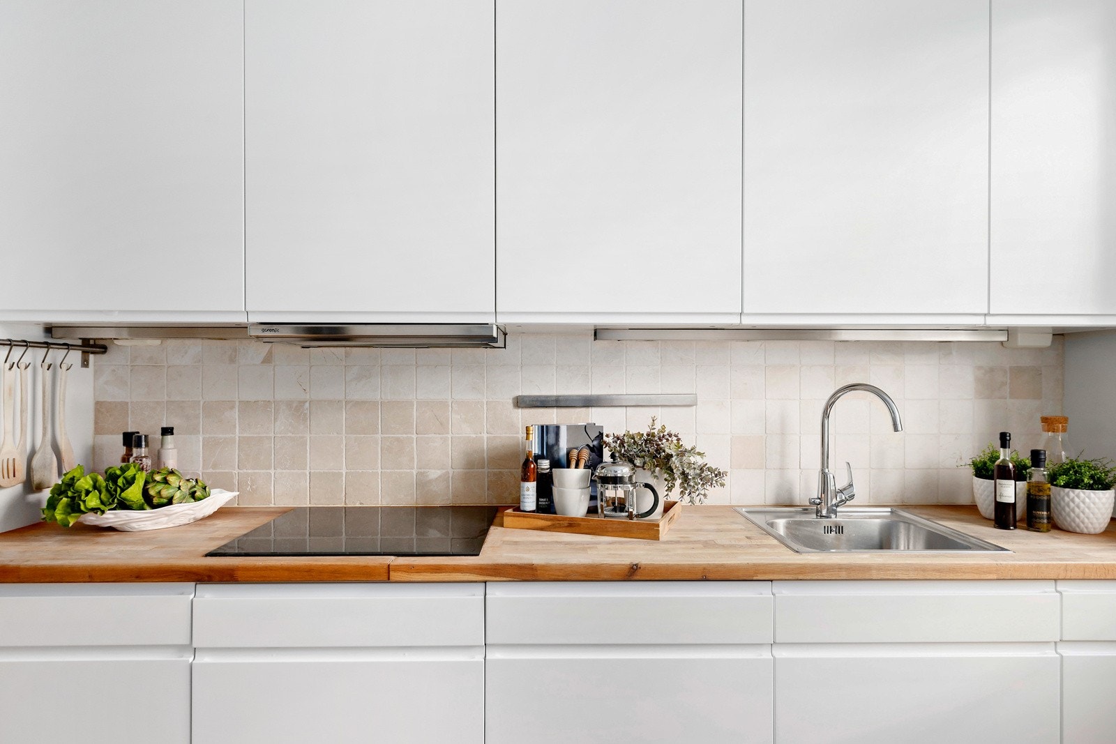 Fliser er montert på vegg mellom benkeplate og overskap. Lekkasjestopper er også montert Galleribilde