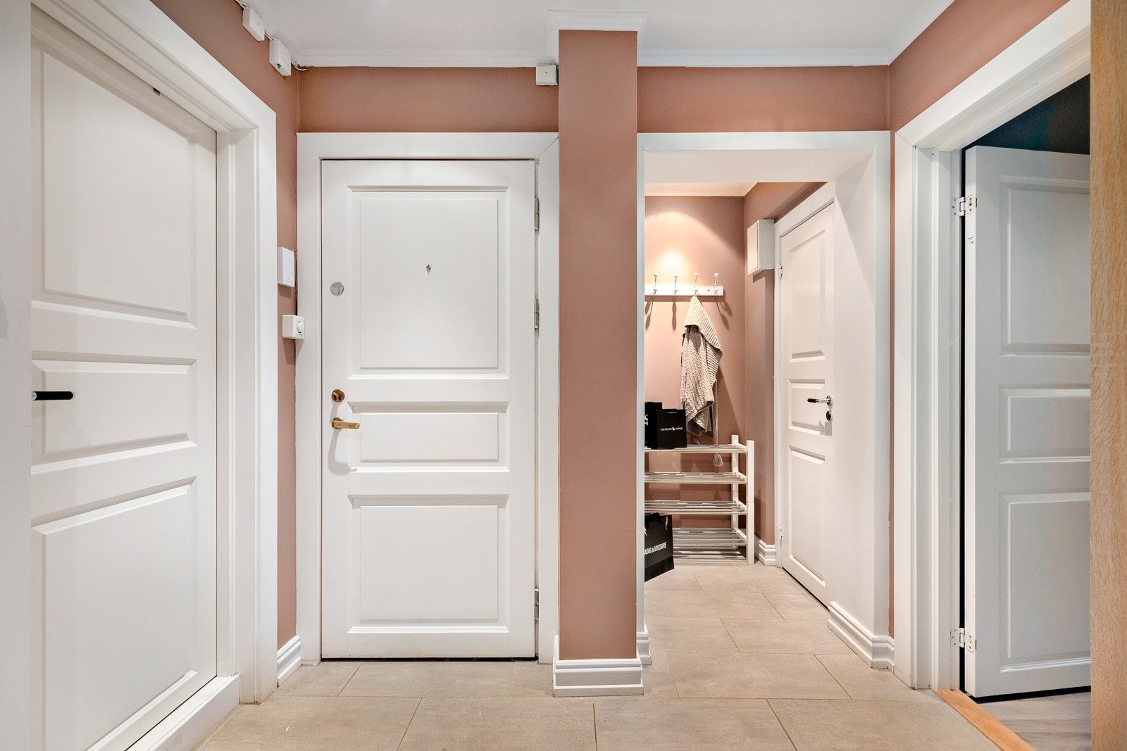 Lys og innbydende entré med god plass til oppbevaring av yttertøy og sko Galleribilde