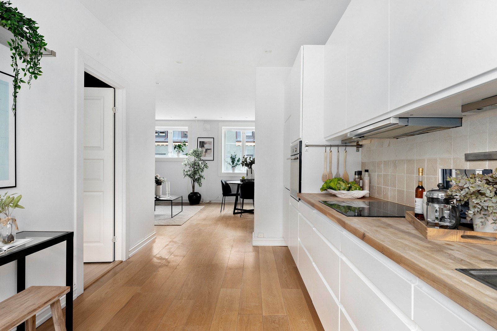 Av integrerte hvitevarer finner du induksjonstopp, kjøleskap med fryser, stekeovn og oppvaskmaskin Galleribilde