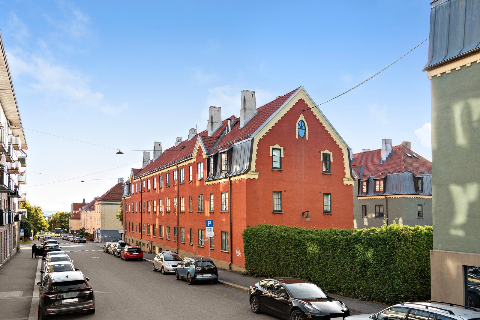 Det er beboerparkering i området. Med beboerkort kan man parkere døgnet rundt. Galleribilde