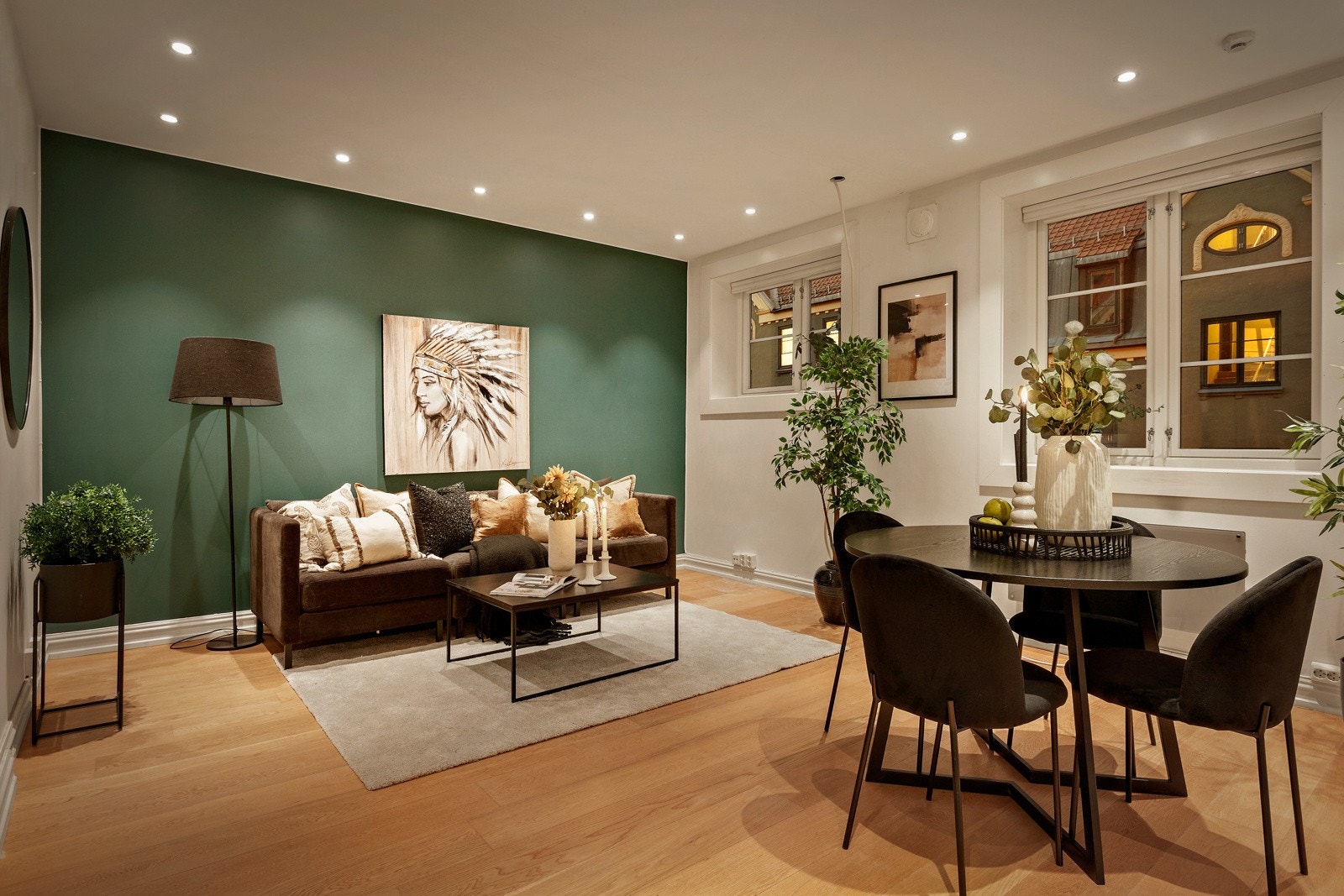 Stuen har svært gode innredningsmuligheter med god plass til både sofagruppe og spisegruppe Galleribilde