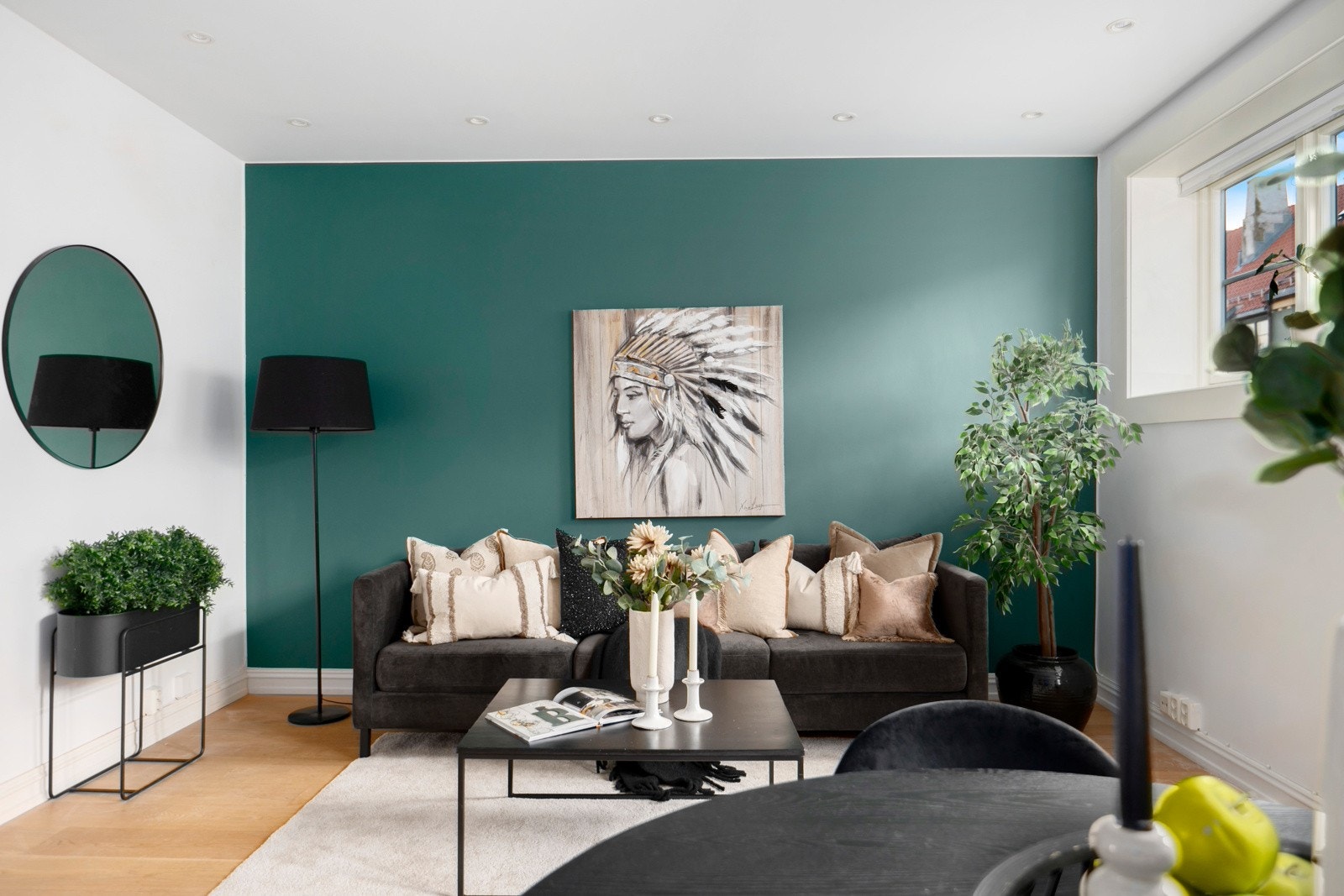 Det har tidilgere vært satt opp en lettvegg i stuen som ga leiligheten et tredje soverom Galleribilde