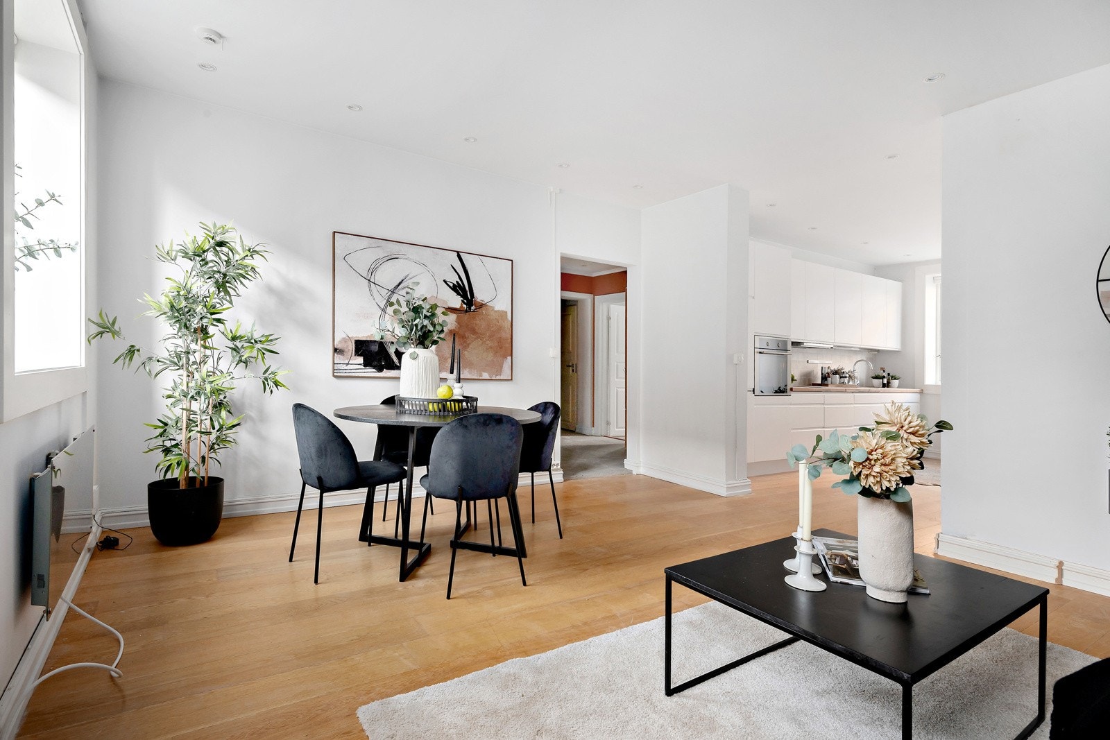 Stuen ligger i åpen løsning mot kjøkken, noe som skaper et sosialt oppholdsrom Galleribilde