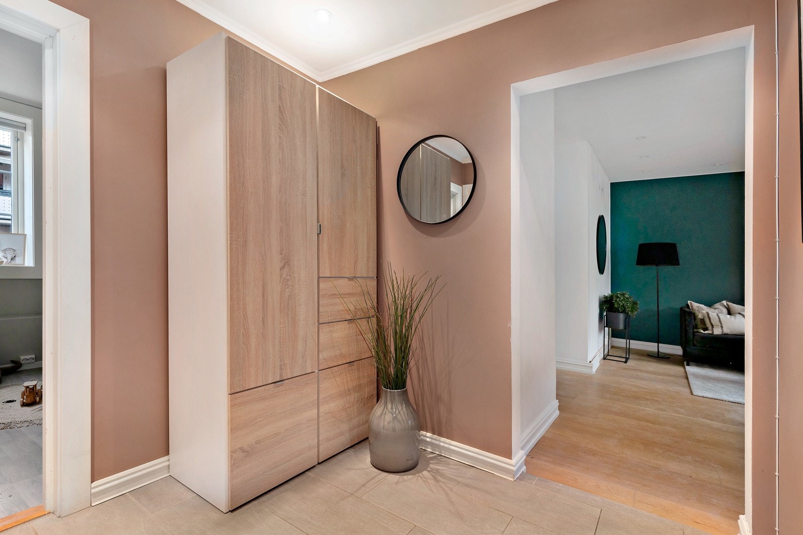 Praktisk fliser på gulv som tåler våte sko og er enkle å rengjøre Galleribilde