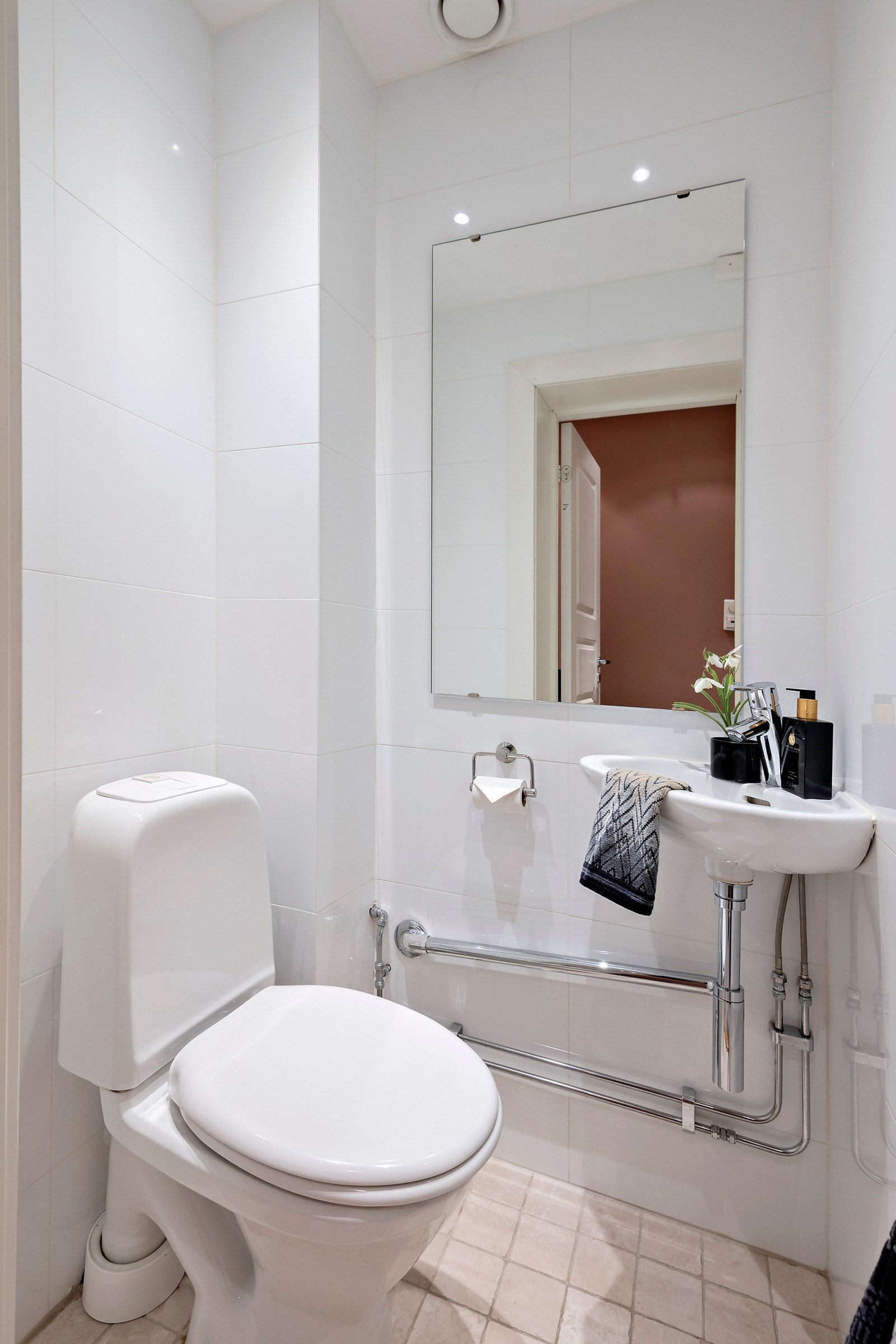 Separat, helfliset toalettrom innredet med servant og gulvstående toalett Galleribilde