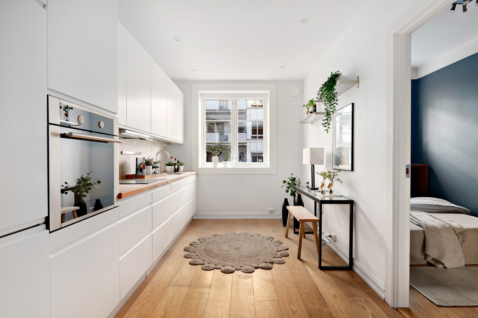 Moderne kjøkken med lyse, slette fronter og benkeplate av tre Galleribilde