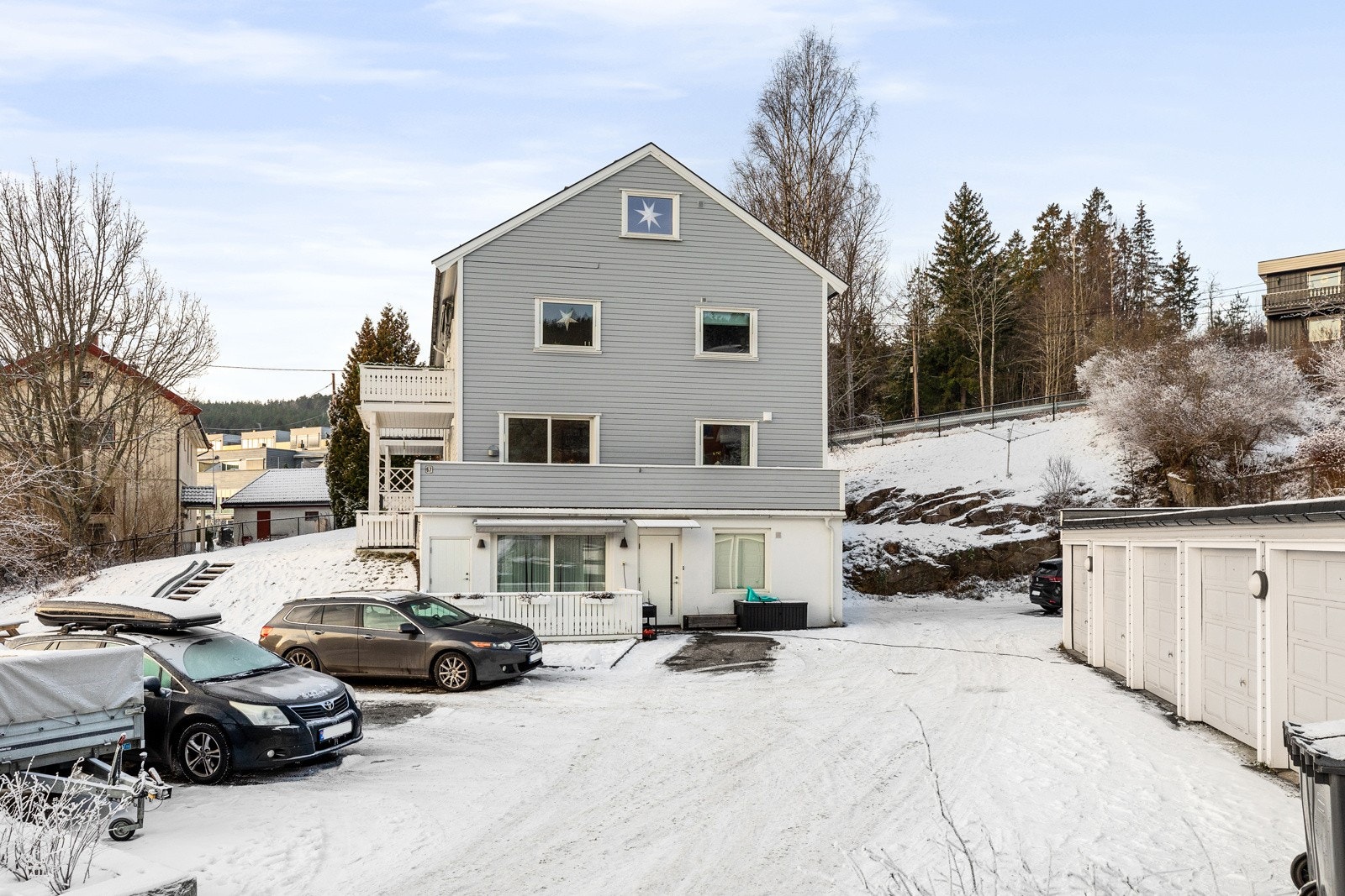 Stor felles gårdsplass med egen garasje og biloppstillingsplass rett utenfor døren Galleribilde