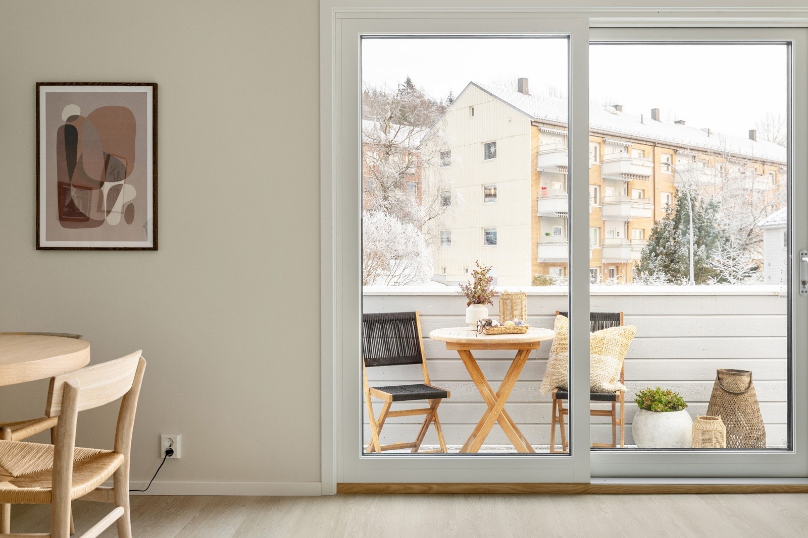 Fra stuen har du videre utkomst til boligens balkong Galleribilde