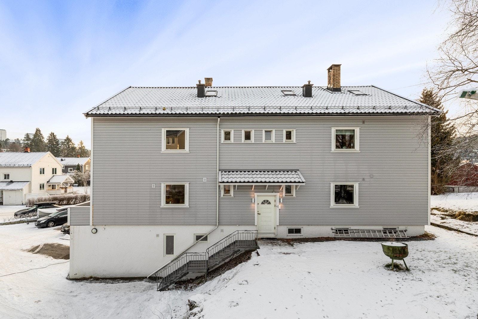 Leiligheten er en del av en firemansbolig beliggende øverst på Årvoll, helt inntil markagrensen Galleribilde