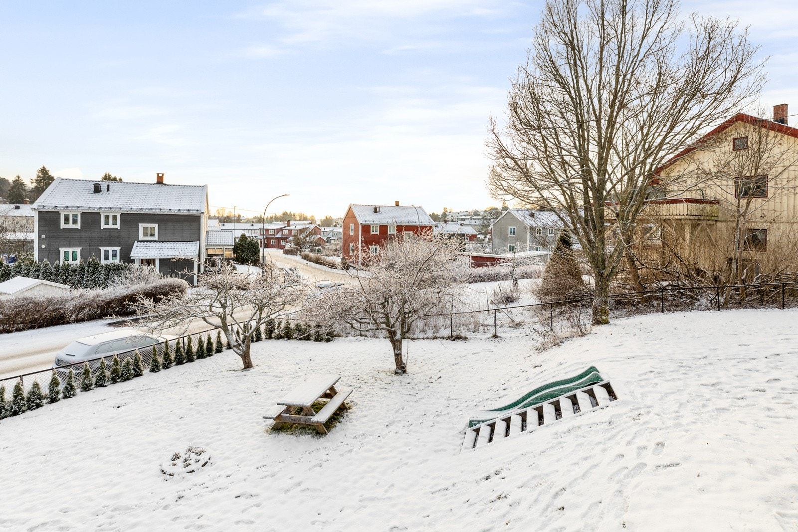 Nydelig og stor felles hage med flere sittegrupper og meget gode solforhold Galleribilde