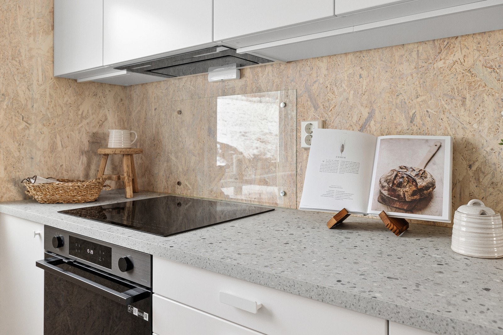 Integrerte hvitevarer som oppvaskmaskin og stekeplate fra Electrolux, samt stekeovn fra Samsung Galleribilde