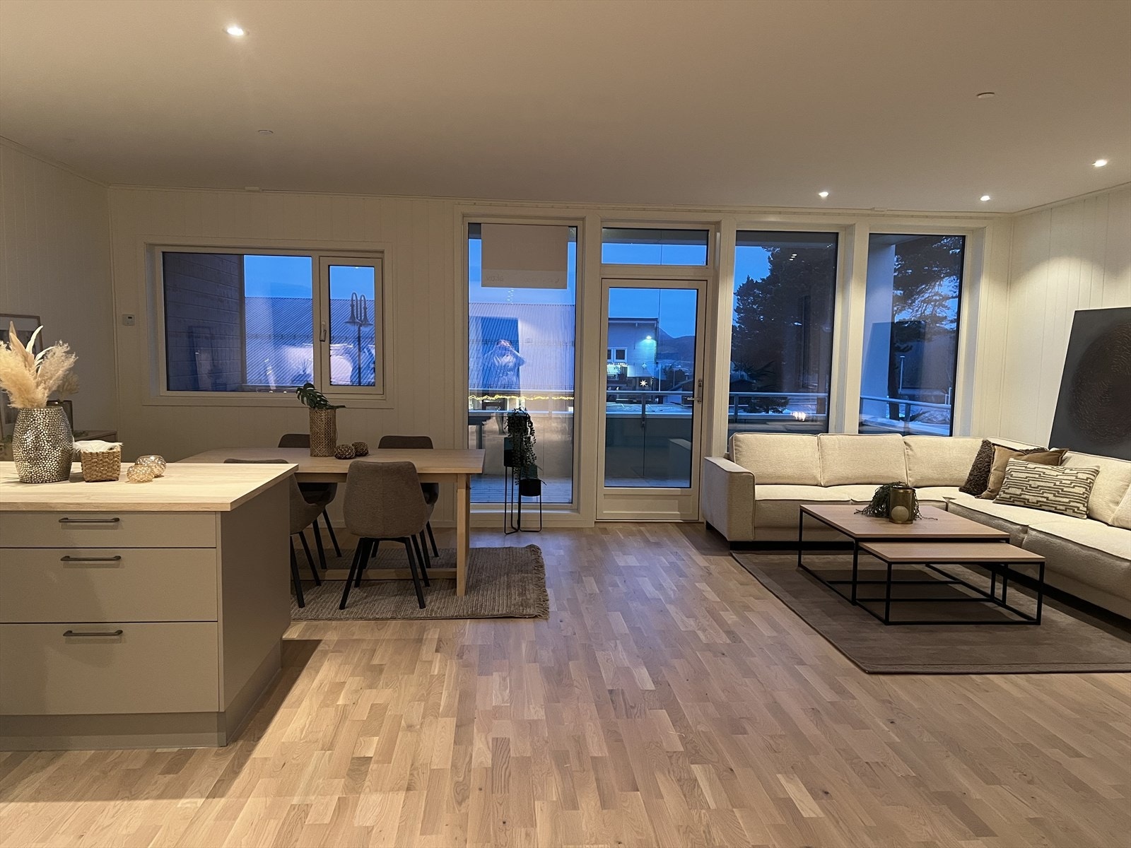 Stuen er på 41 kvm, og den takoverbygde verandaen på 20 kvm er med på å forstørrer arealet Galleribilde