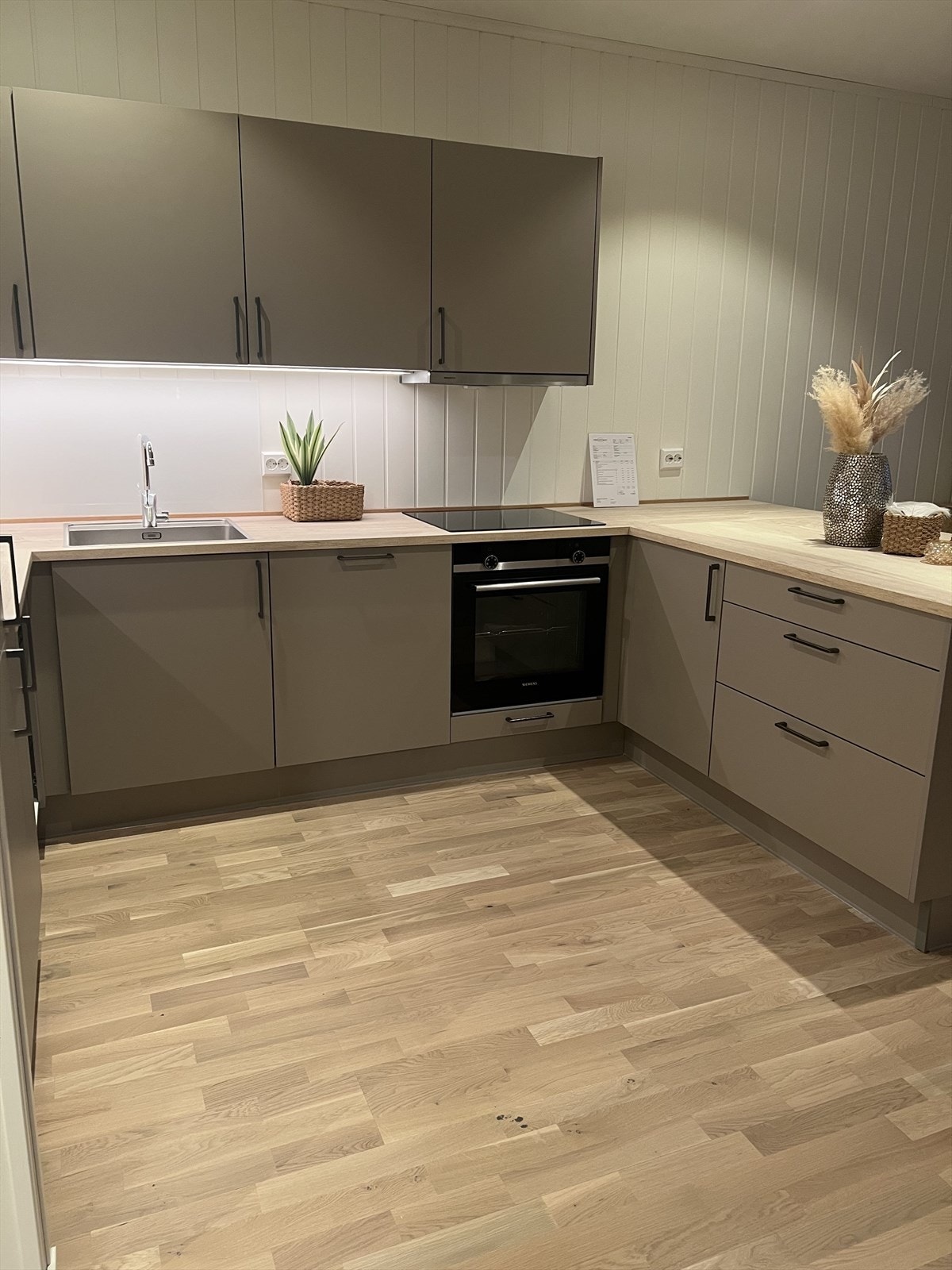 Kjøkken i U form, gir god benkeplass og oppbevaringsmuligheter Galleribilde