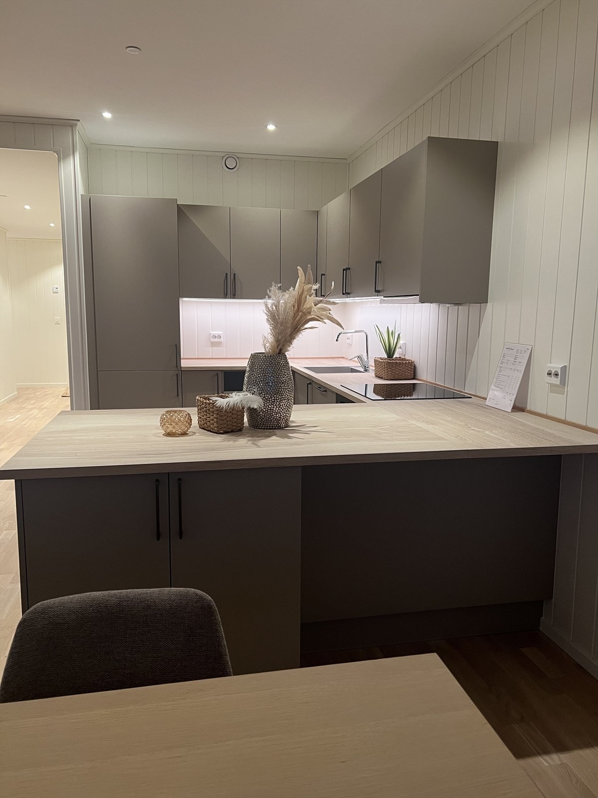 Stilig kjøkken fra HTH med integrerte hvitevarer Galleribilde