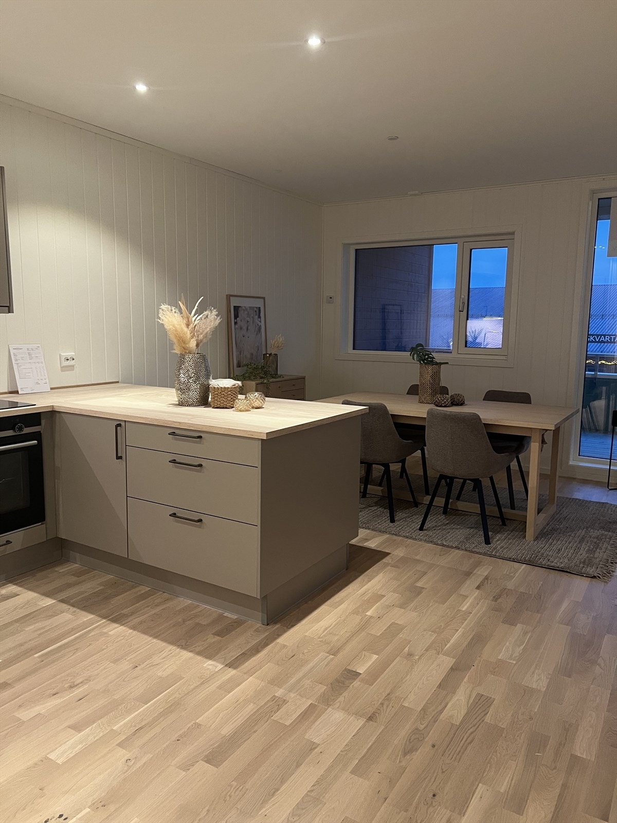 Kjøkken fra HTH, og på her på utstikkeren er det også plass til stoler så den kan brukes som spiseplass Galleribilde