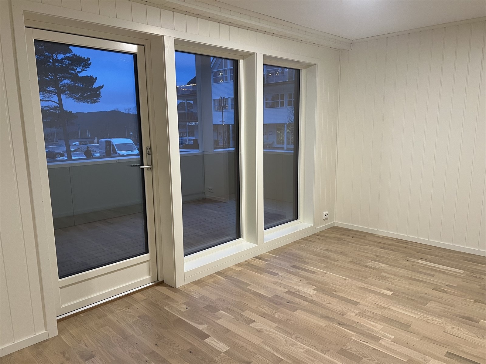 Dette er det største soverommet med utgang til egen veranda på 12 kvm. Rommet her er på 14 kvm og kan også brukes som TV stue Galleribilde