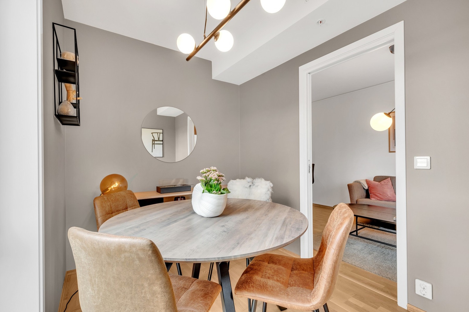 Om du ønsker å ta i bruk rommet som soverom igjen har du god plass til både seng og garderobeskap. Galleribilde