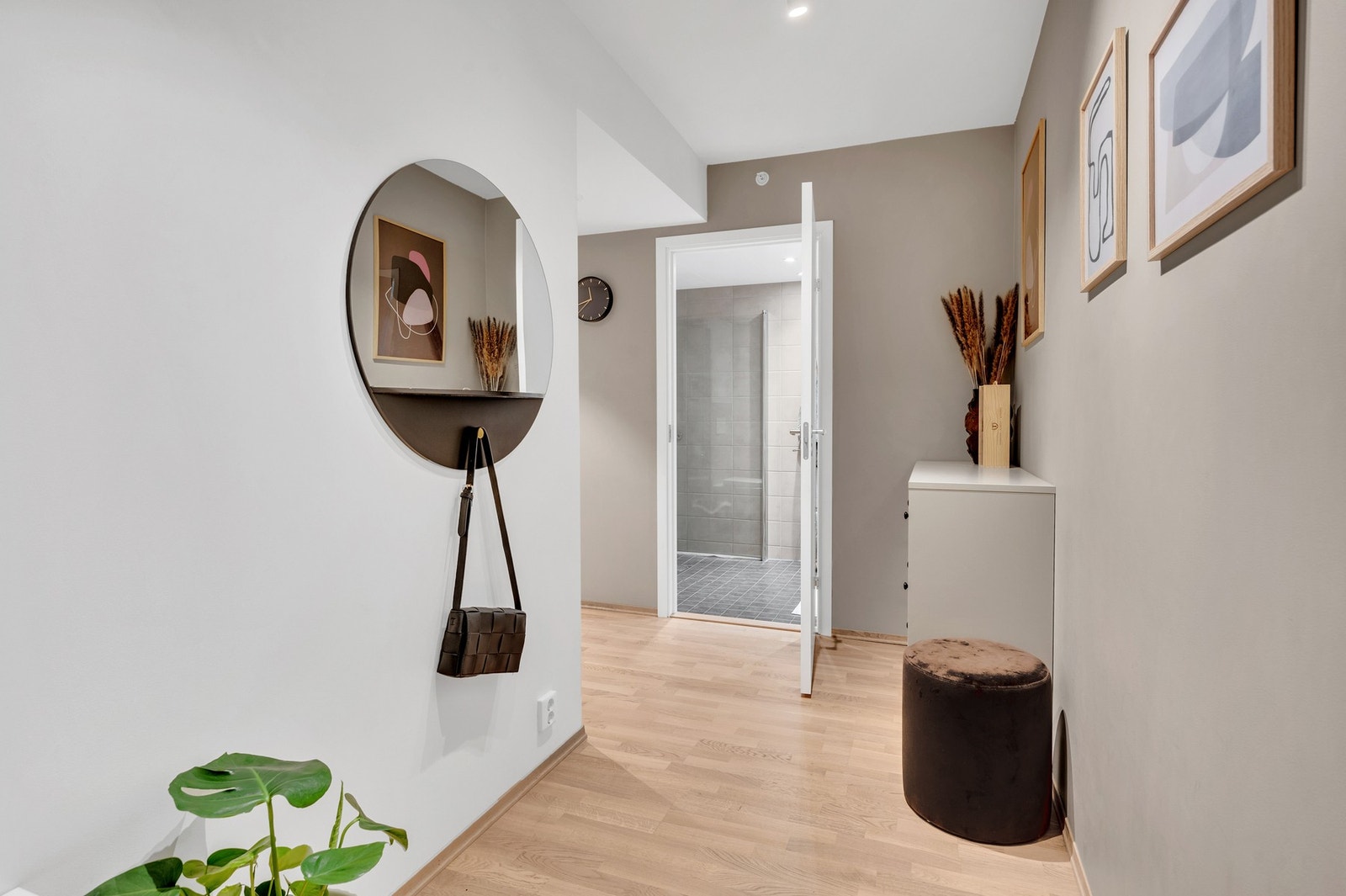 Hele leiligheten er oppmalt i tidsriktige fargetoner. Galleribilde