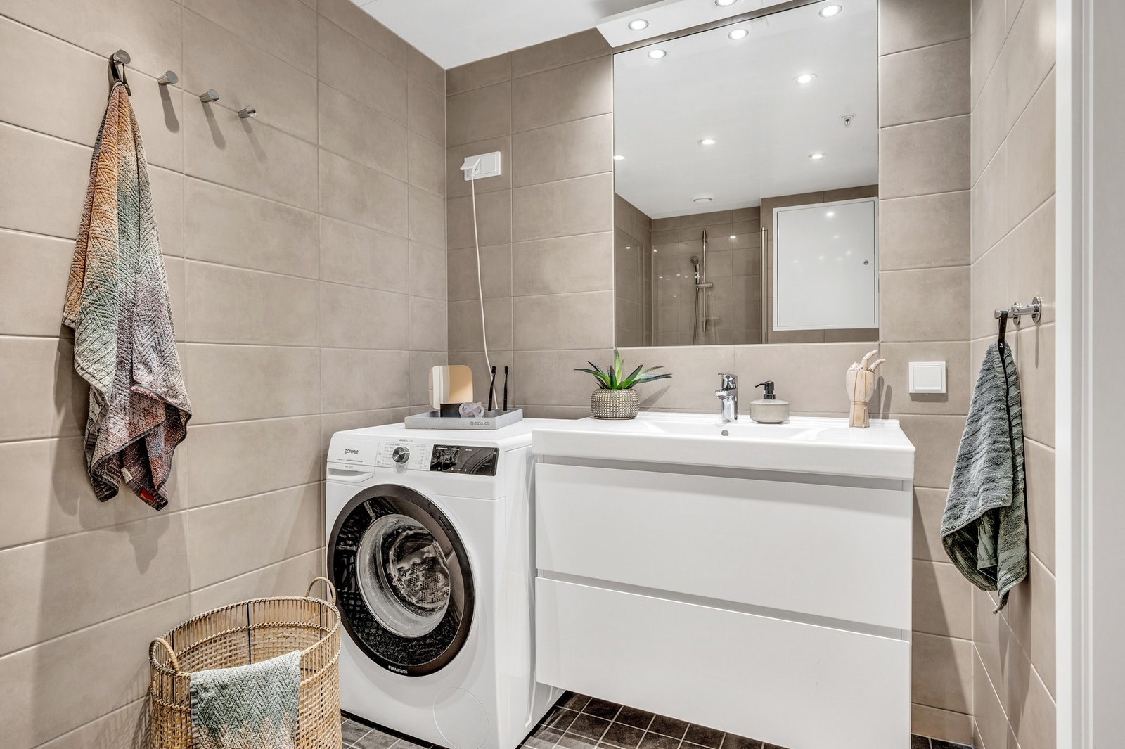 Vegghengt WC, dusjhjørne, opplegg for vaskemaskin og innredning med skuffer. Galleribilde