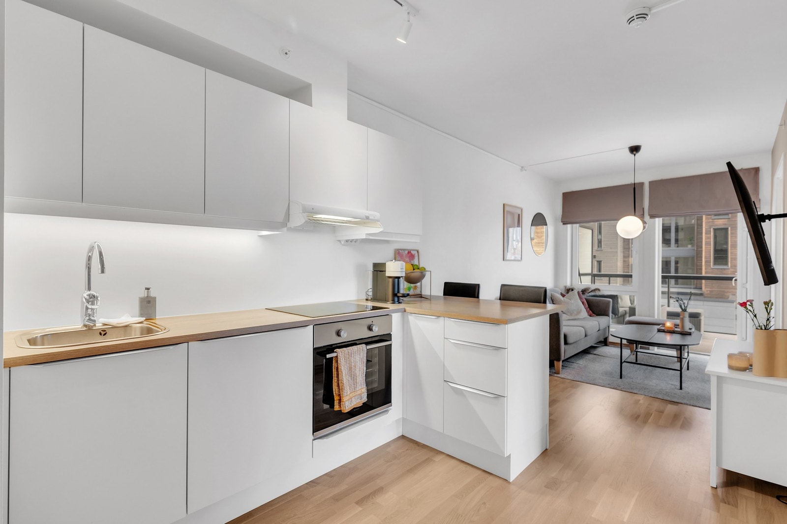 Stue med åpen kjøkkenløsning. Leiligheten blir oppvarmet via fjernvarme og har balansert ventilasjon som gir en god luftkvalitet året rundt. Galleribilde