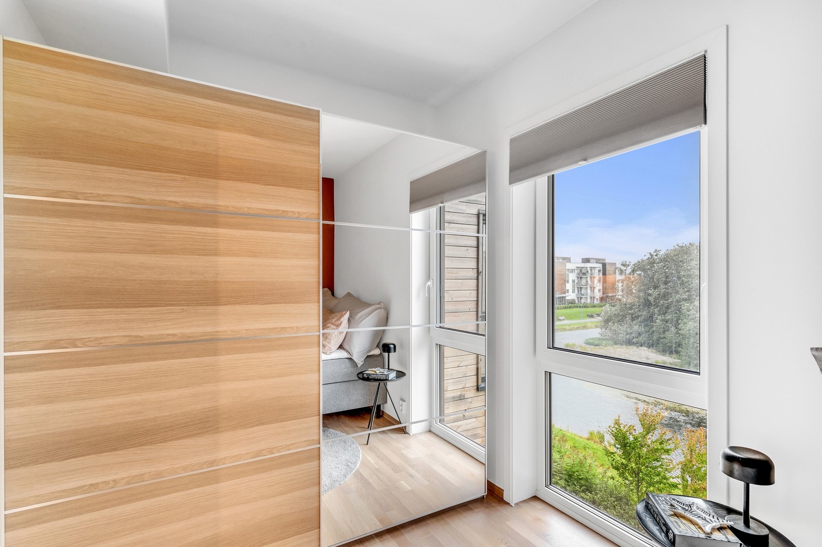 Praktisk skyvedørsgarderobe m/speilfront. Galleribilde