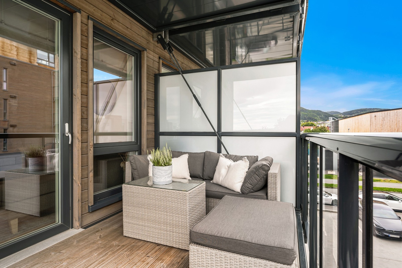 Fra stuen er det utgang til balkong på 8 kvm hvor man kan ha utemøblement og grill. Galleribilde