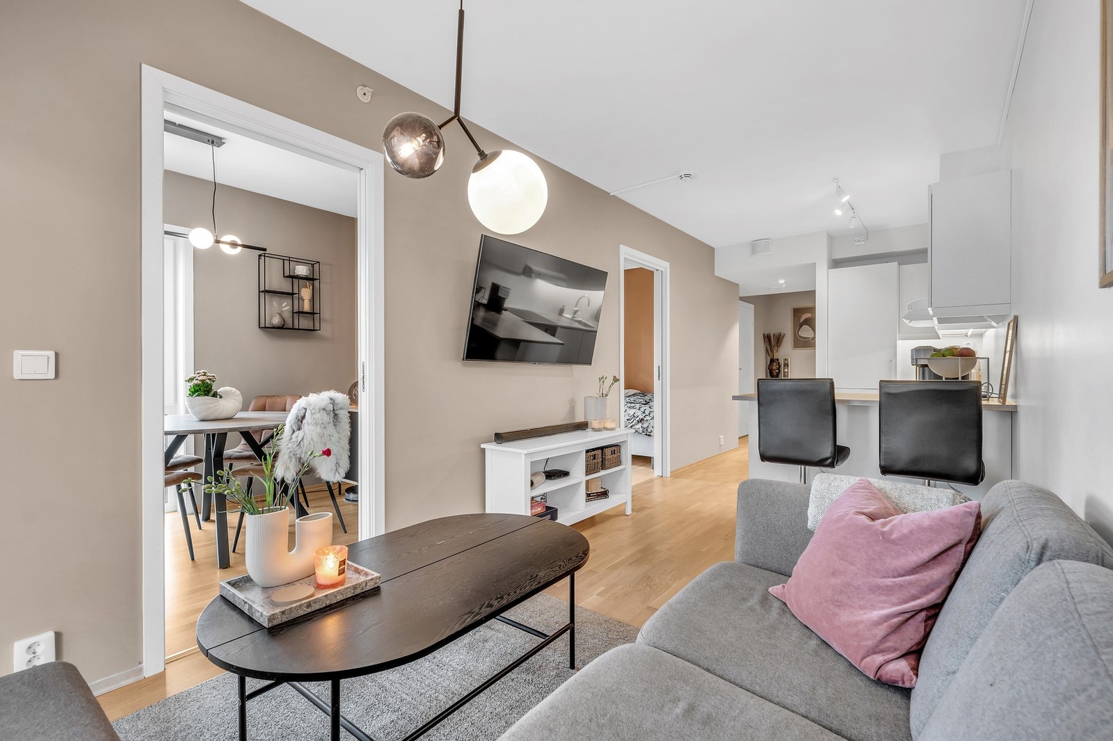 Leiligheten ble oppført så sent som i 2020 og holder som følge av dette en gjennomgående pen og moderne standard. Galleribilde