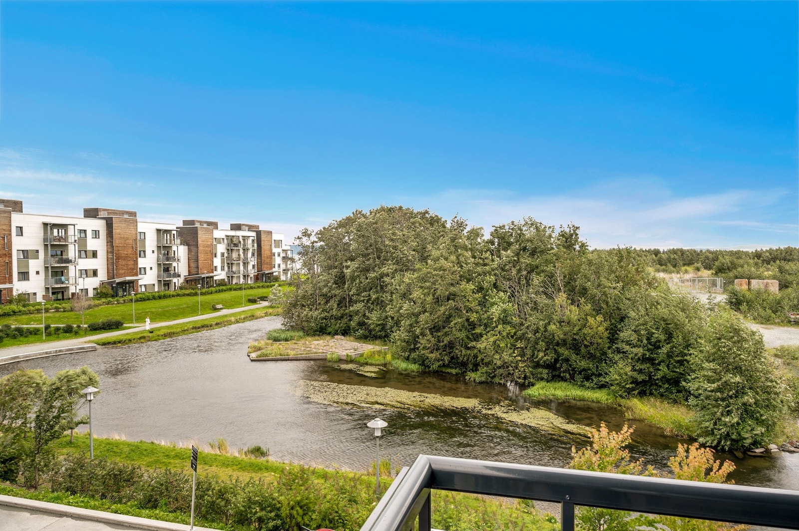 Her nyter du en fin utsikt mot Lutelva og ved solnedgang kan du se et herlig fargespill på himmelen. Galleribilde