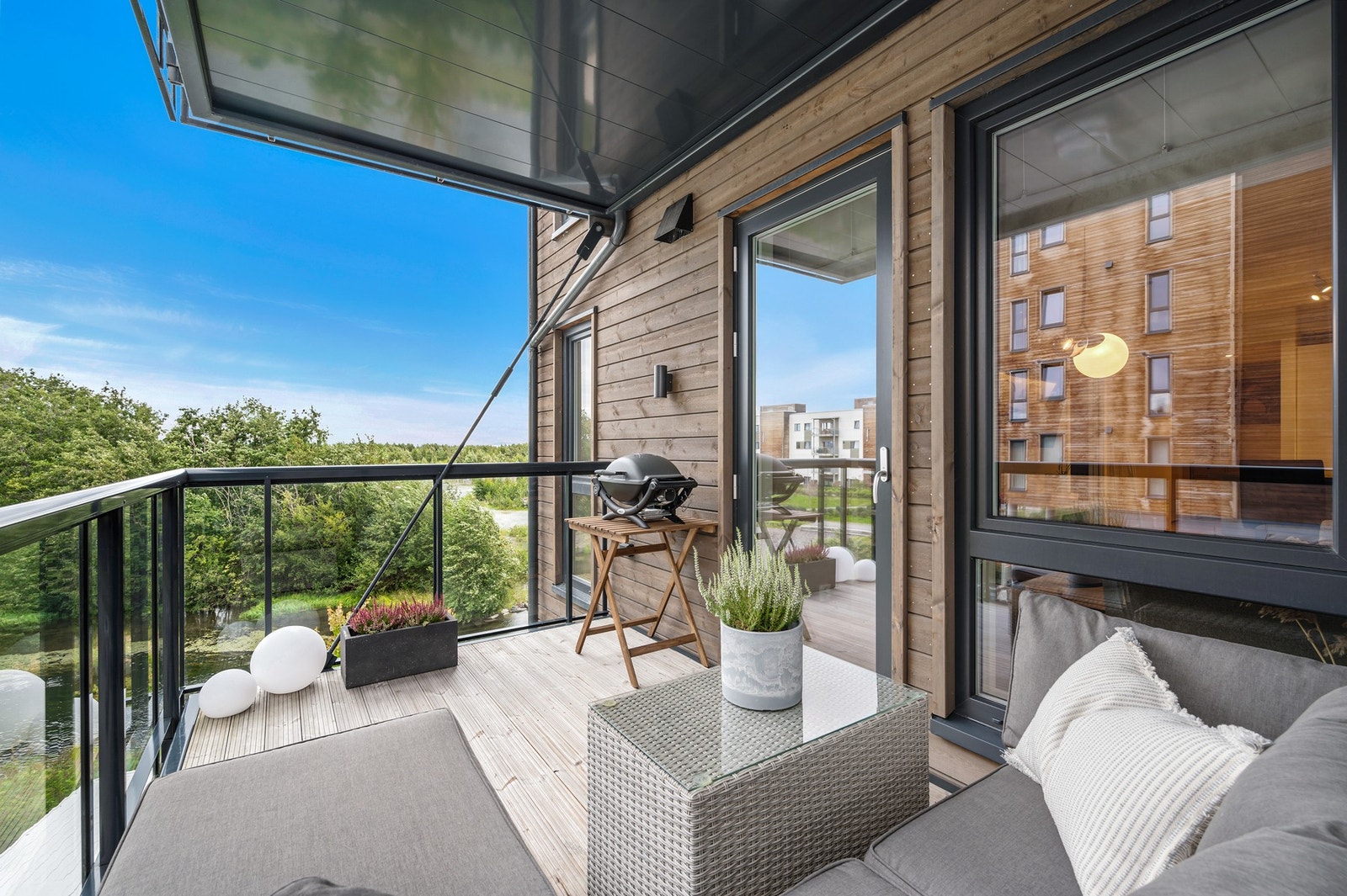 EiendomsMegler 1 v/Frank Robert Bae har gleden av å presentere en lekker 3-roms selveierleilighet beliggende i 3. etasje i populære
Ranheimsfjæra! Galleribilde