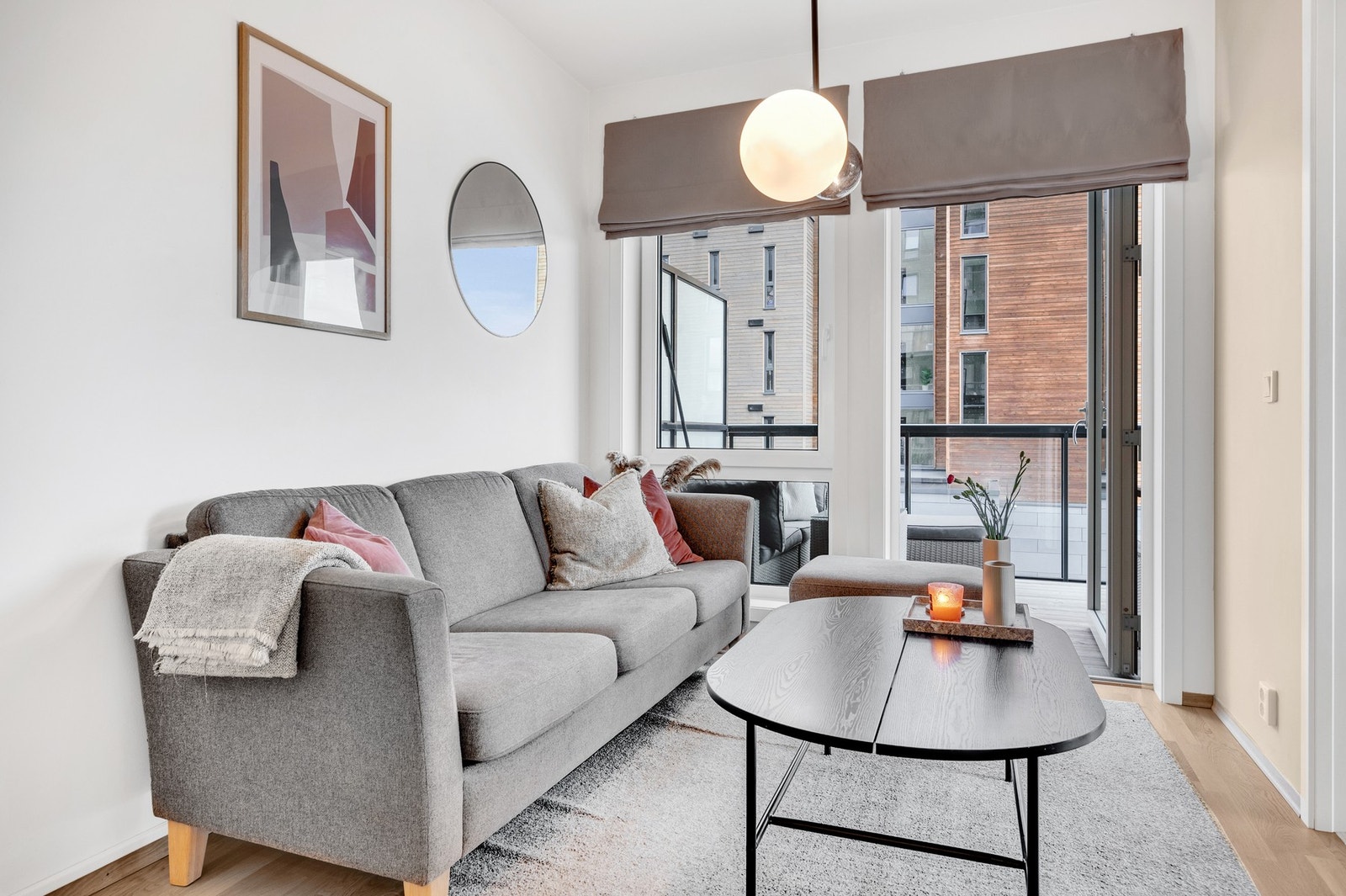 Store vindusflater gir rikelig med naturlig lysinnslipp som bidrar til leilighetens lette atmosfære. Galleribilde