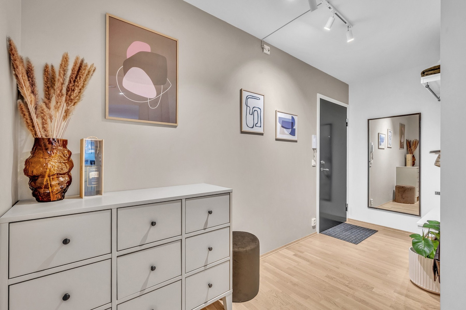 Entré med god plass til ønsket garderobeinnredning. Det er en intern bod i leiligheten, samt en ekstern bod i kjelleren. Galleribilde