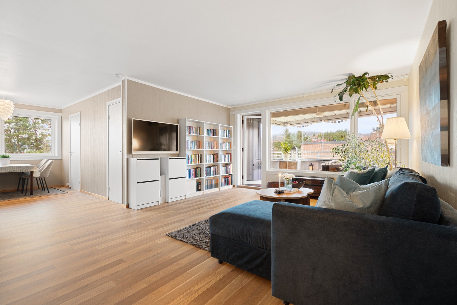 EiendomsMegler 1 v/Frank Robert Bae har gleden av å presentere en flott 4-roms toppleilighet beliggende i Brundalen. Galleribilde