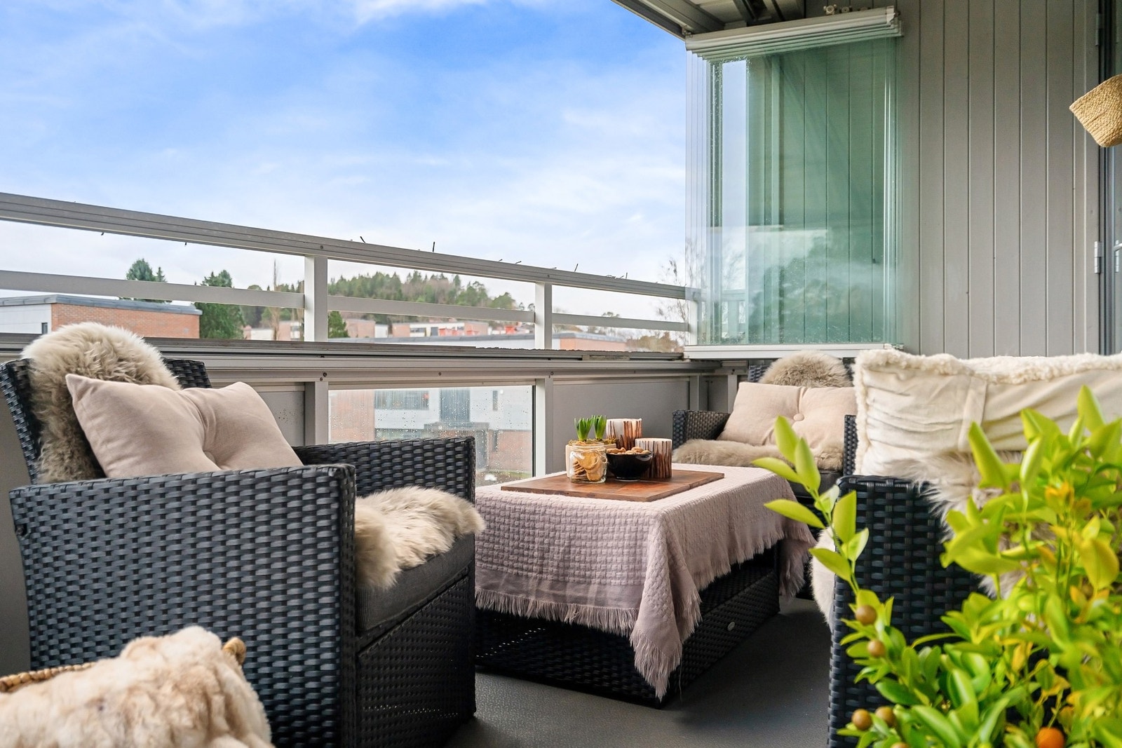 Fra stuen er det utgang til sørvendt og innglasset balkong. Her nyter du solen fra ca. kl. 10:00 til 19:00 på sommerstid. Galleribilde