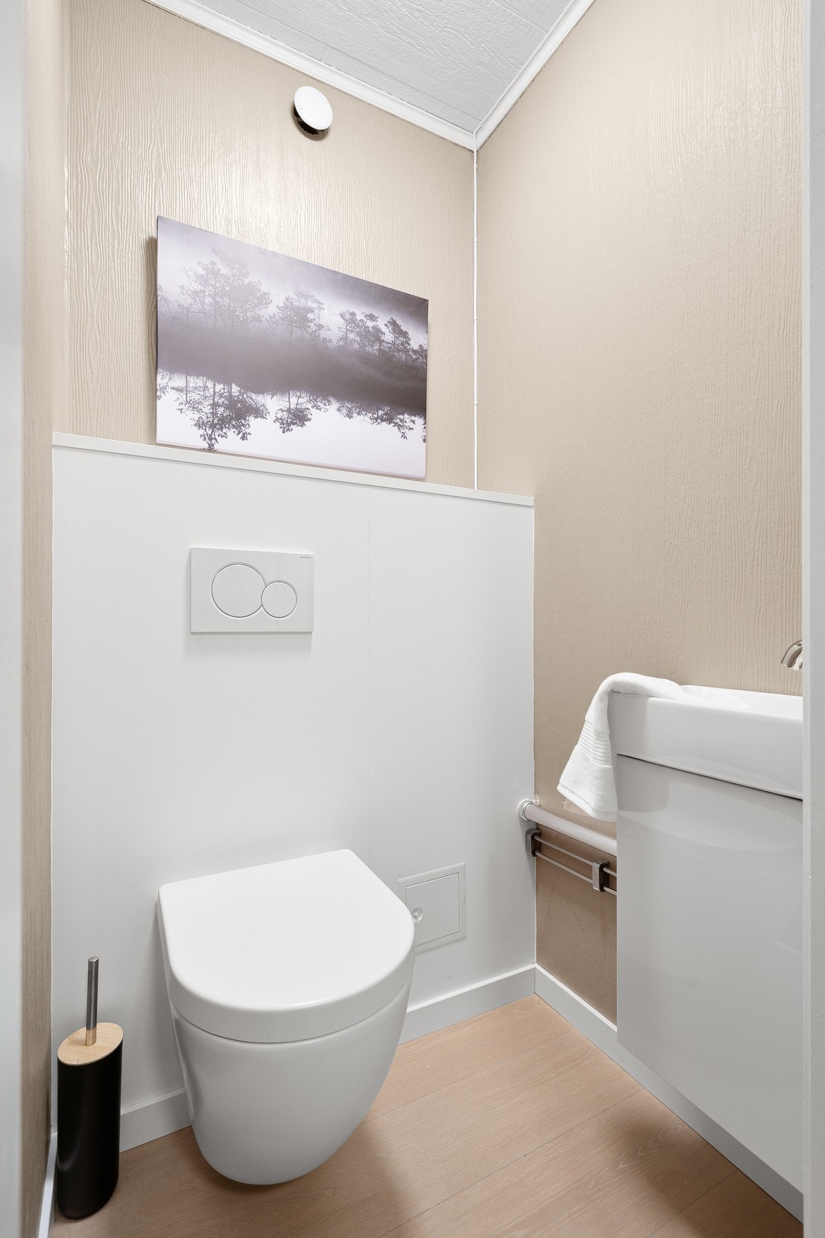 Eget toalettrom fra 2023 med vegghengt WC og servant. Galleribilde