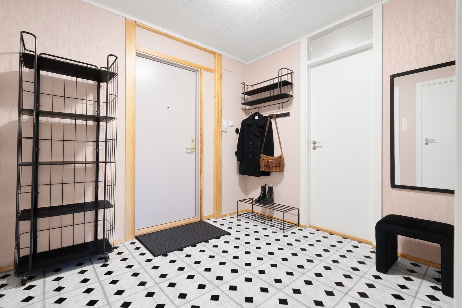 Entré med nyere porttelefon. Sikringsskap med automatsikringer rett utenfor ytterdøren. Galleribilde