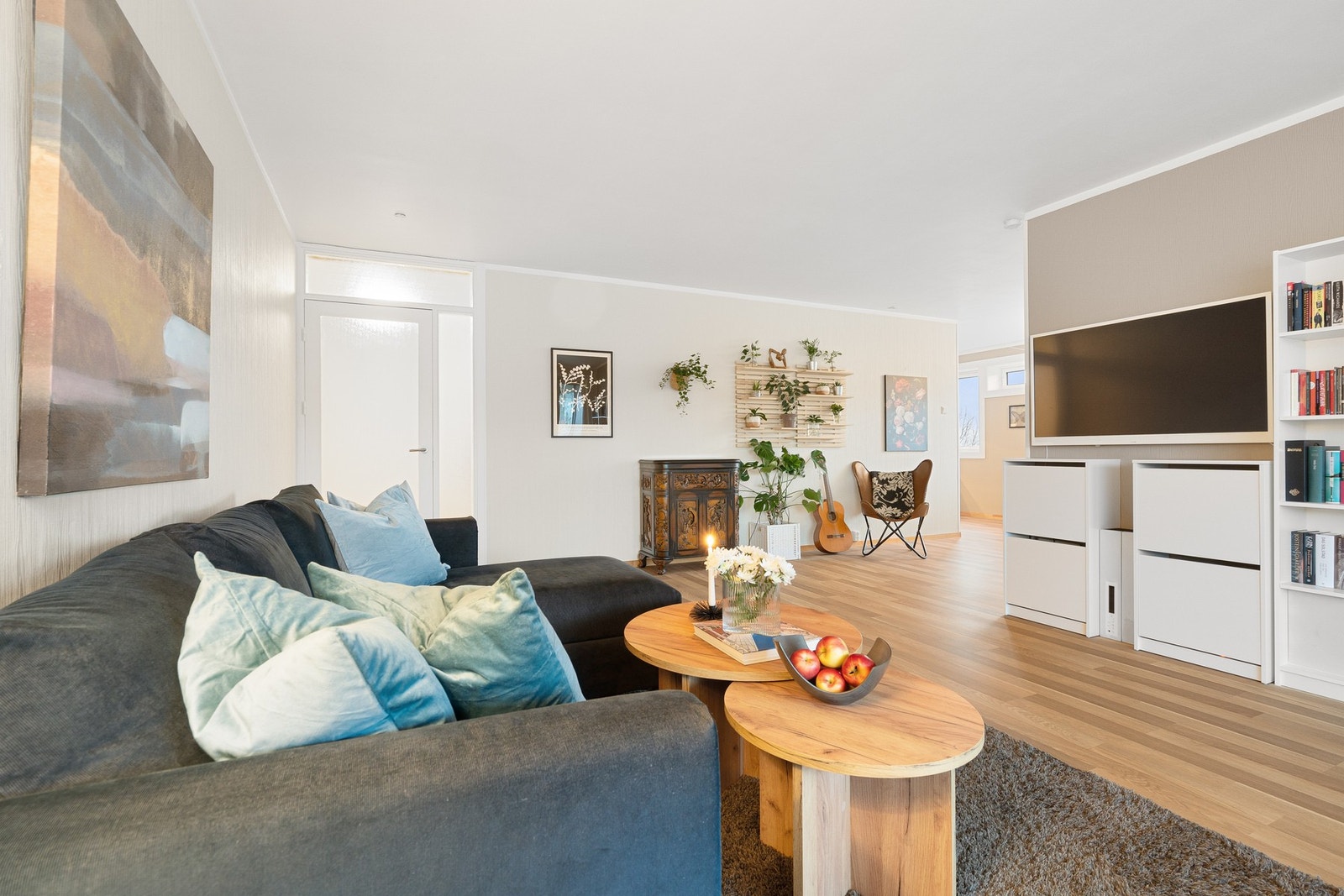 Tidsriktig parkett fra 2017 og behagelige fargetoner på vegger. Det er mulig å sette inn vedovn på stua (pipeløpet ble renovert i 2007). Galleribilde