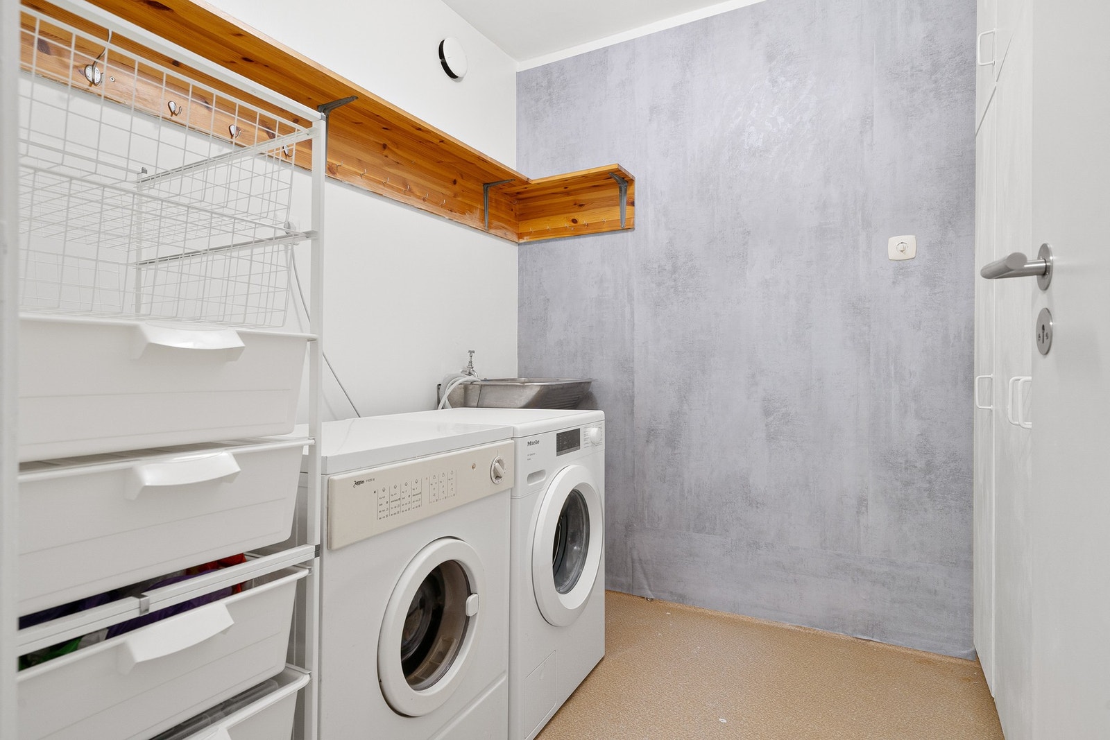 Praktisk vaskerom på 5 kvm. Godt med lagringsplass. Galleribilde