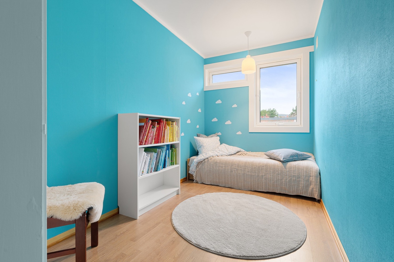 Flott barnerom med plass til både dobbeltseng, skrivepult og garderobe. Galleribilde