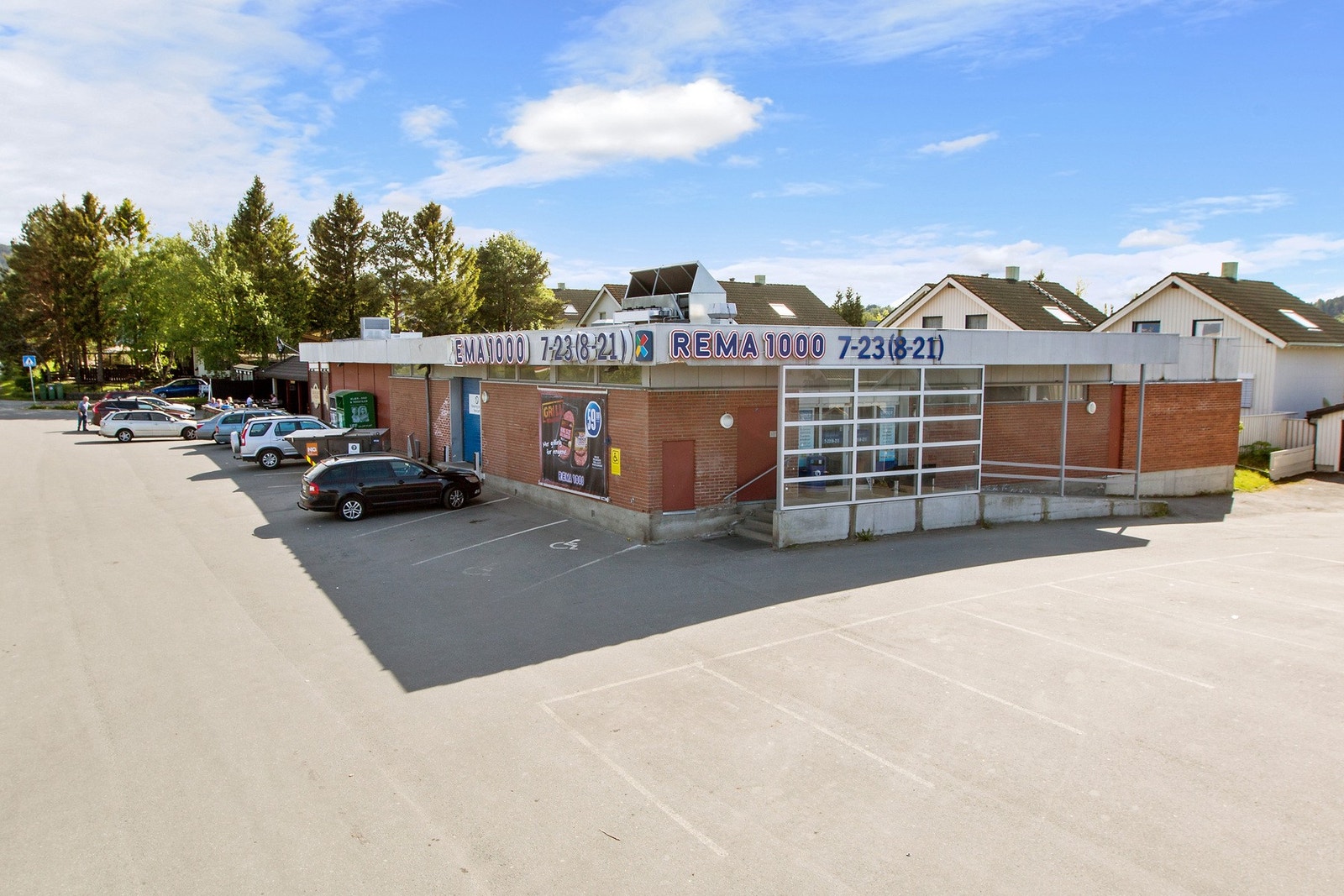 Nærområdet byr på flere dagligvarebutikker, skoler/barnehager og rekreasjonsområder. Galleribilde