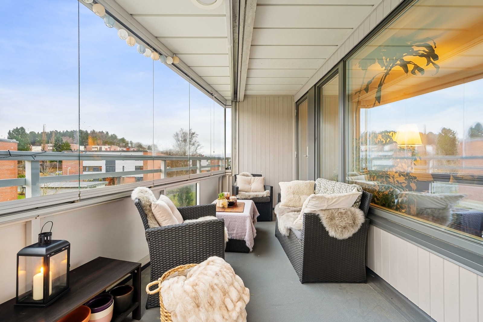 Når solen steker kan man åpne helt opp ved å trekke glassene
til siden. Galleribilde