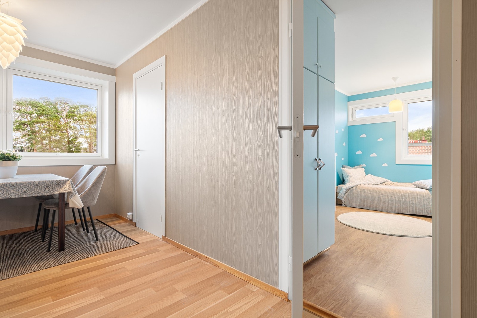 Leiligheten har tre soverom, hvor de to minste er lokalisert vegg i vegg. Om man ikke har behov for tre soverom kan disse to slås sammen til ett stort soverom. Galleribilde