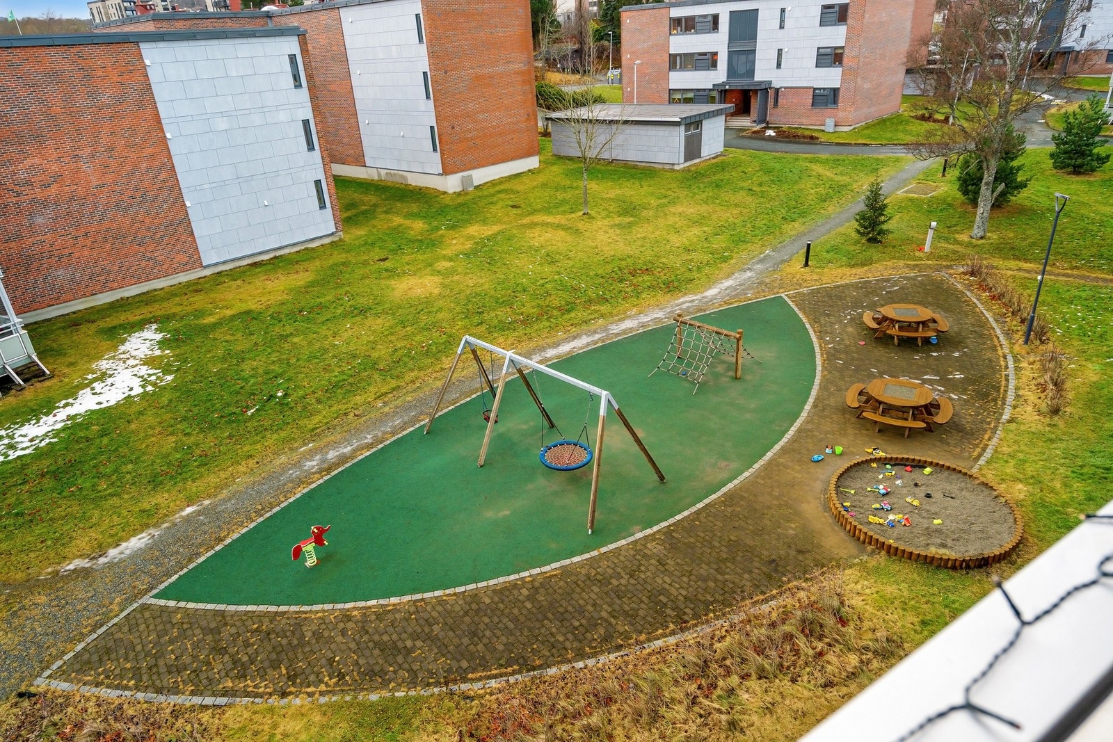 Praktisk å ha lekeplassen like bortenfor blokka om man har barn. Galleribilde