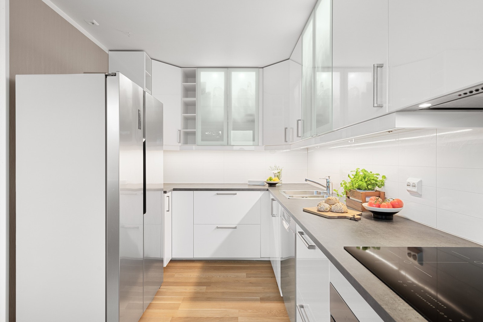 Her får du rikelig med skap- og benkeplass. Galleribilde