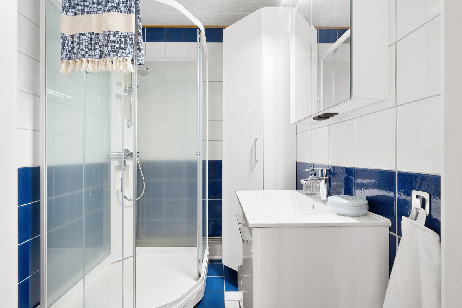 Flislagt bad fra 2004. Her er det blitt dusjet i kabinett. Galleribilde