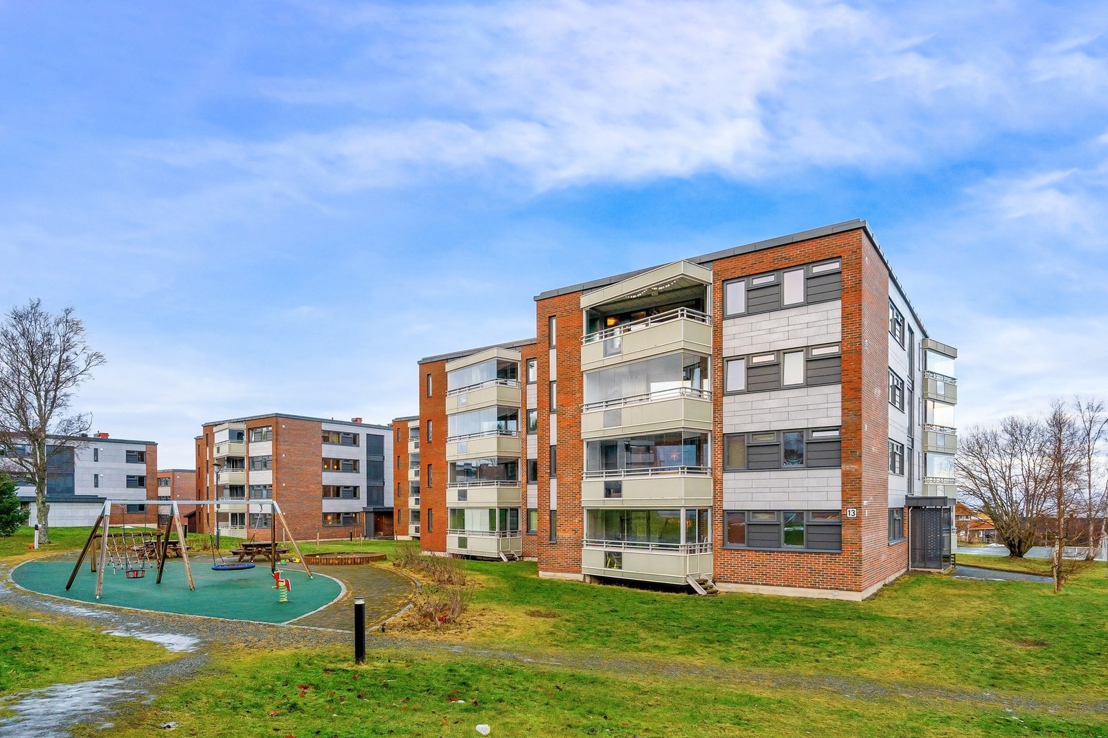 Bygget ble utvendig renovert i 2018 med bl.a nye vinduer, etterisolering, drenering m.m. Galleribilde