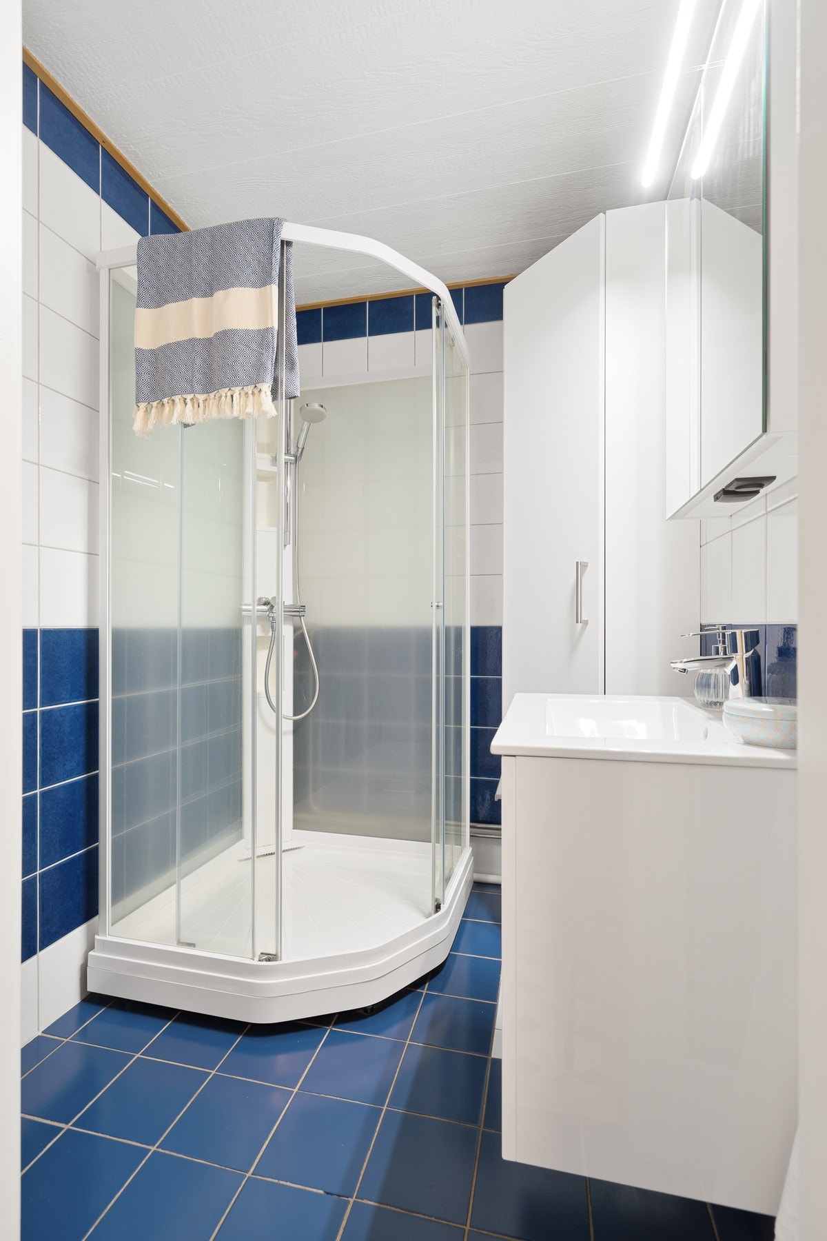 Flislagt bad på 3 kvm. Her er det blitt dusjet i kabinett. Galleribilde