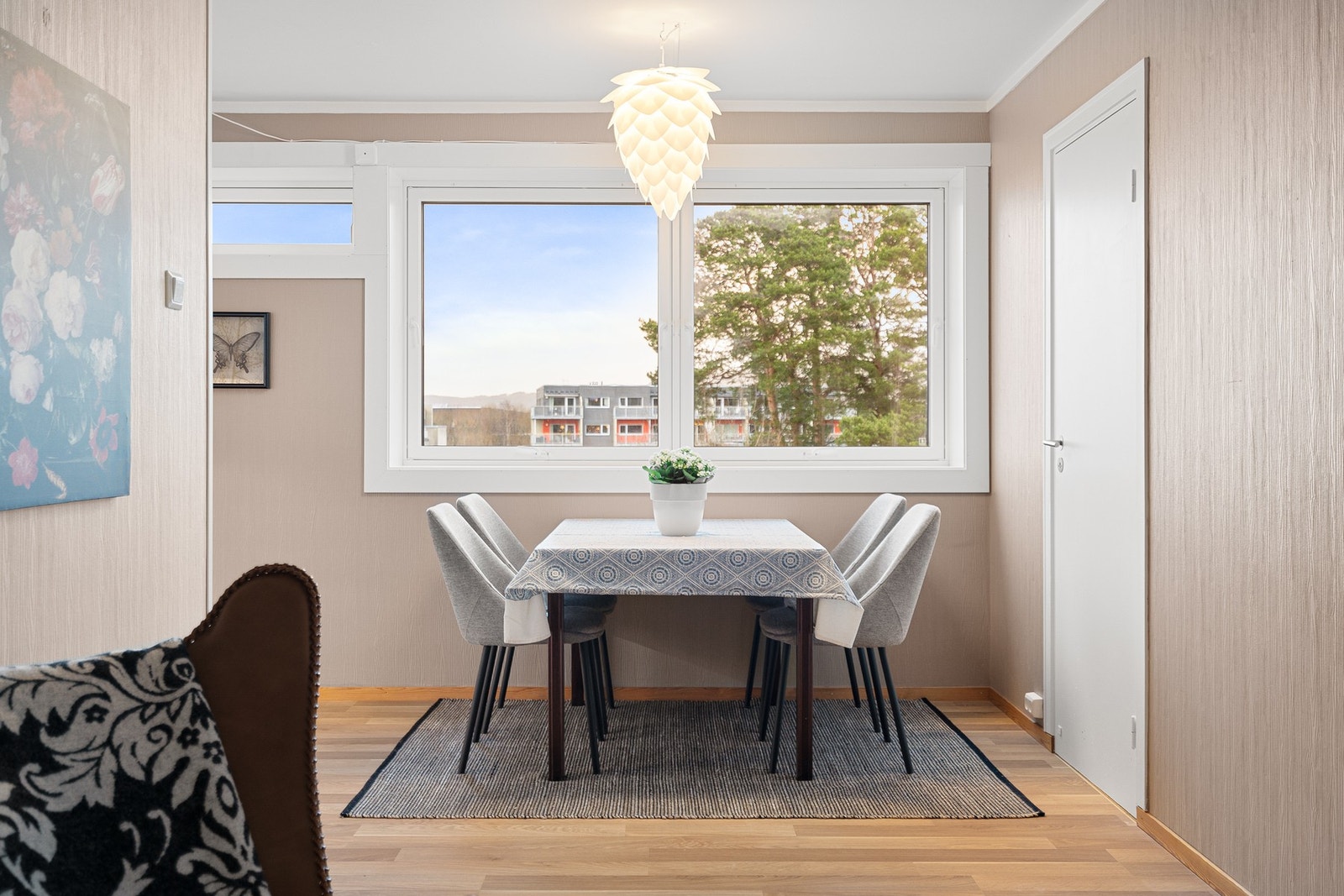 Plass til et stort spisebord i overgangen til kjøkken. Galleribilde